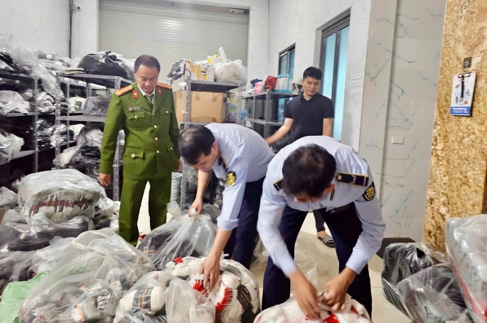 Phát hiện CTCP dệt kim Phú Cường Thịnh kinh doanh số lượng lớn bít tất giả mạo nhãn hiệu nổi tiếng